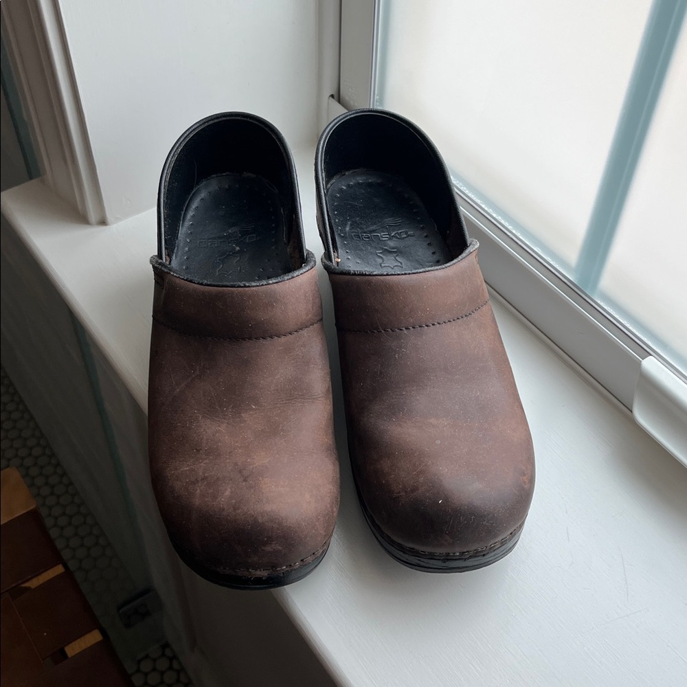Dansko Pro dark dark clogs 38